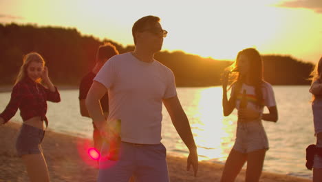 Der-Mann-Im-Weißen-T-Shirt-Tanzt-Mit-Bier-Auf-Der-Open-Air-Party.-Es-Ist-Eine-Verrückte-Und-Heiße-Strandparty-Mit-Den-Besten-Freunden-In-Bester-Stimmung.